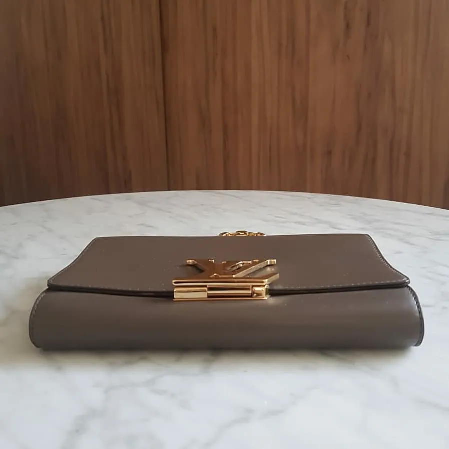 Bolsa Louis Vuitton Louise Chain